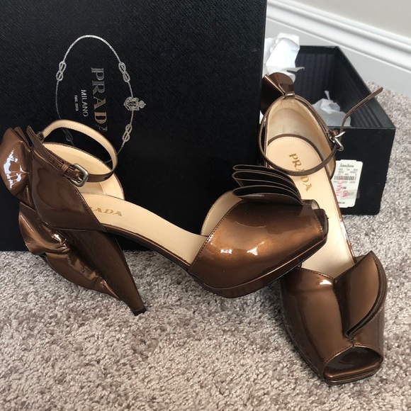 🛑 SOLD! Prada Patent Leather Sandals - Picture 2 of 9